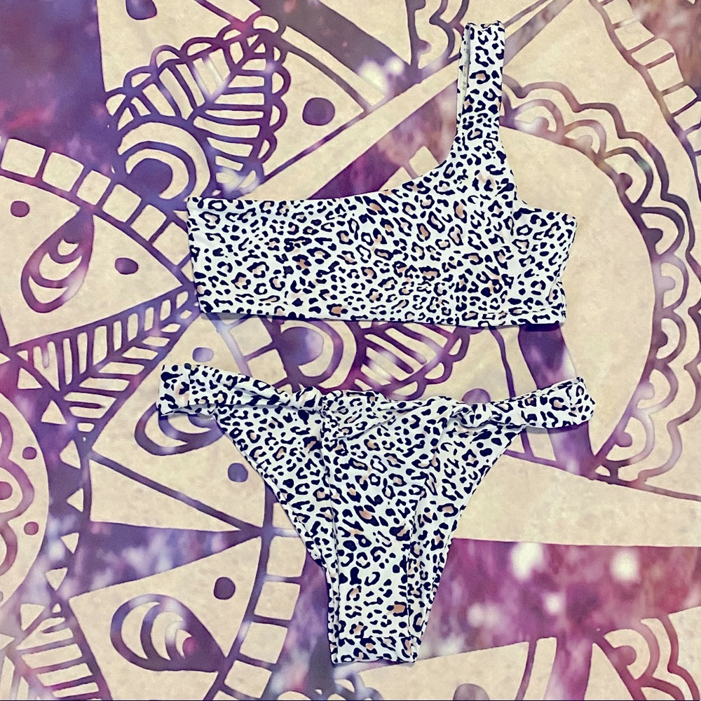 One-shoulder leopard bikini